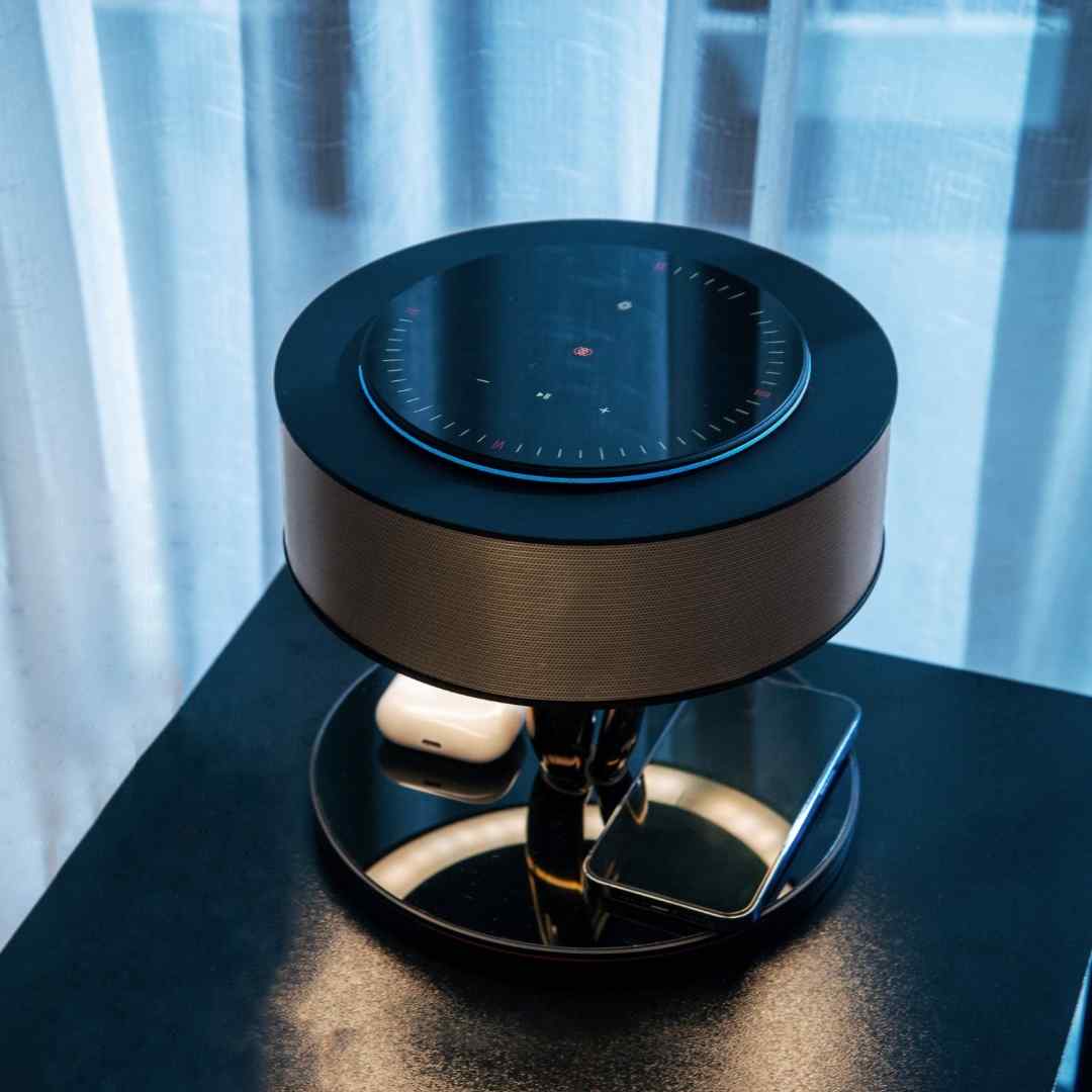 Noir Lamp – Wireless Charging Lamp with Built-in Speakers for Modern Home or Office