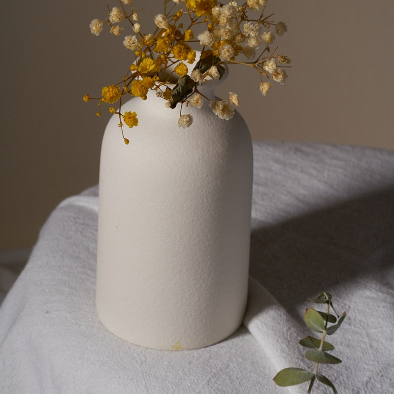 Inspiring Home Decor: Elegant Ceramic Vase – Timeless Accent for Any Room