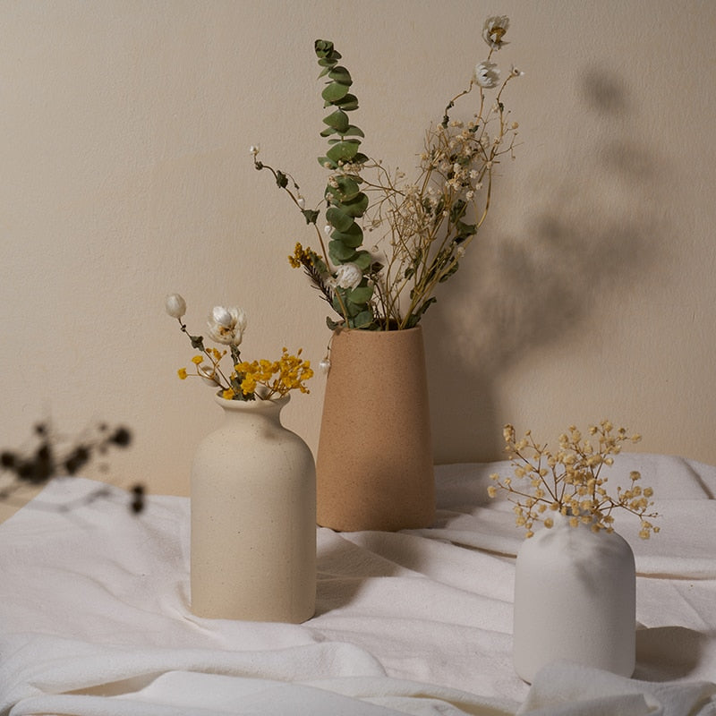 Inspiring Home Decor: Elegant Ceramic Vase – Timeless Accent for Any Room