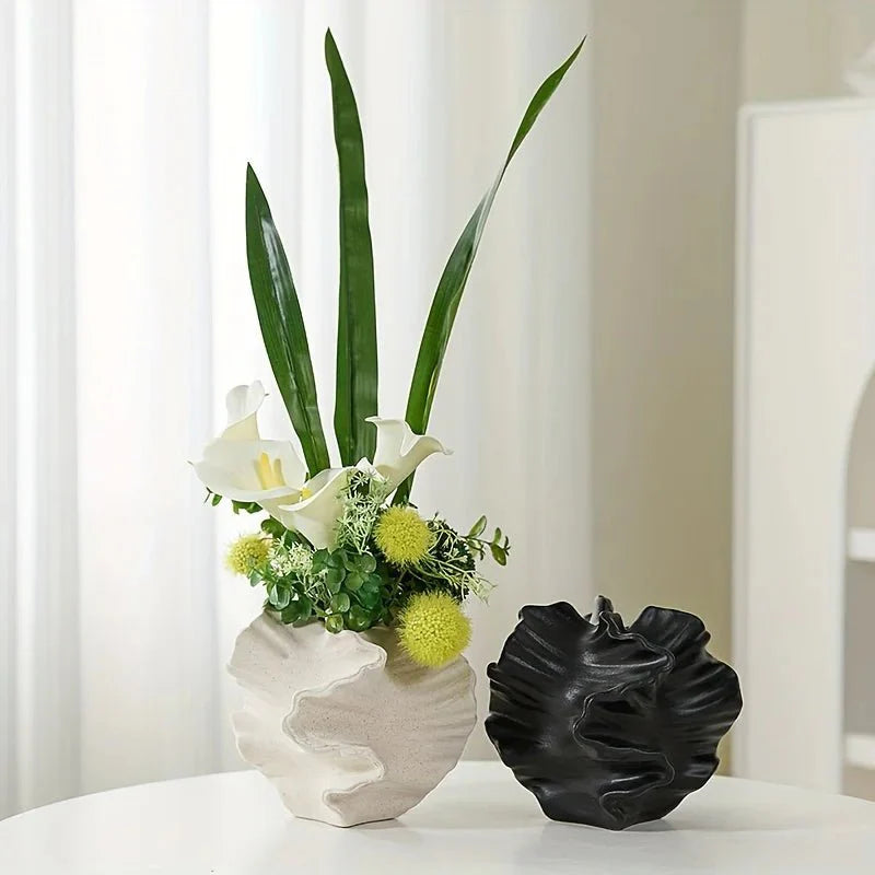 Wavy Geometric Porcelain Vase – Playful Decor for Stylish Flower Arrangements