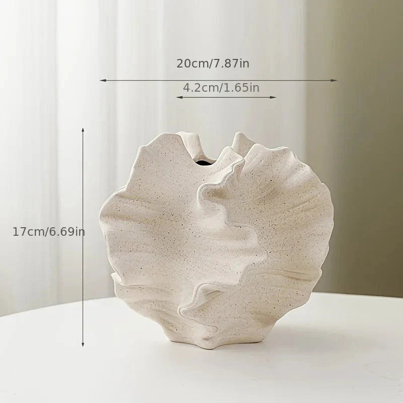 Wavy Geometric Porcelain Vase – Playful Decor for Stylish Flower Arrangements