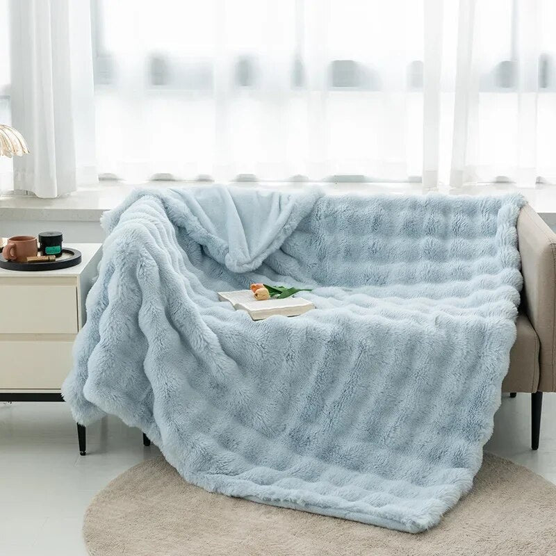 Super Soft Plush Winter Blanket - Ultra-Cozy Anti-Pilling Fleece Blanket for Bed or Sofa, Perfect for Cold Weather